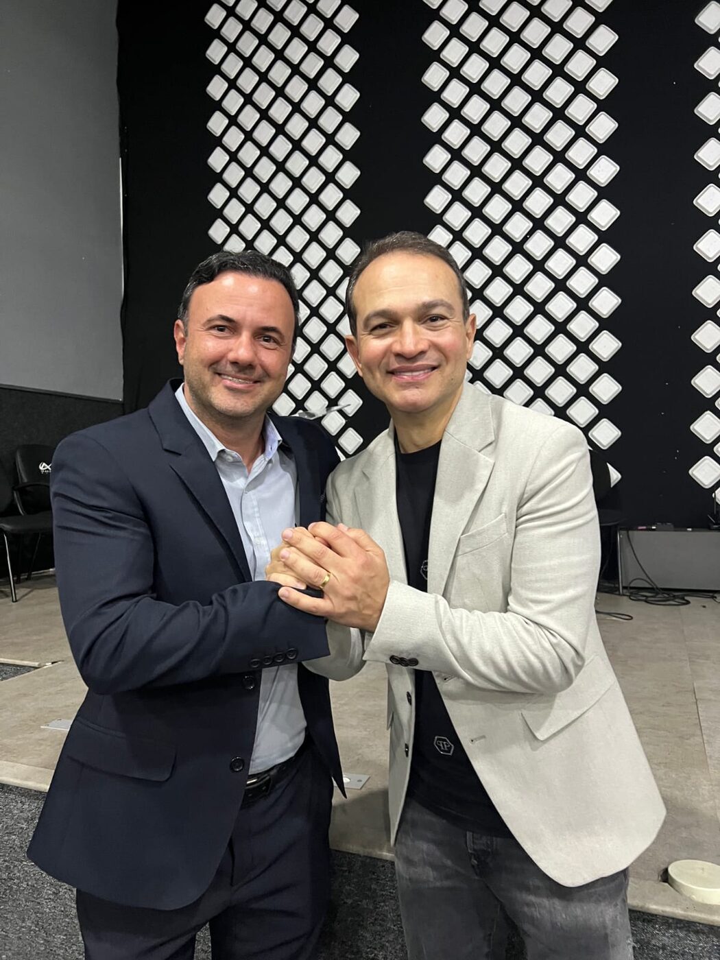 Leonardo Gutiérrez cumprimenta Davi Sacer em encontro registrado pela campanha.