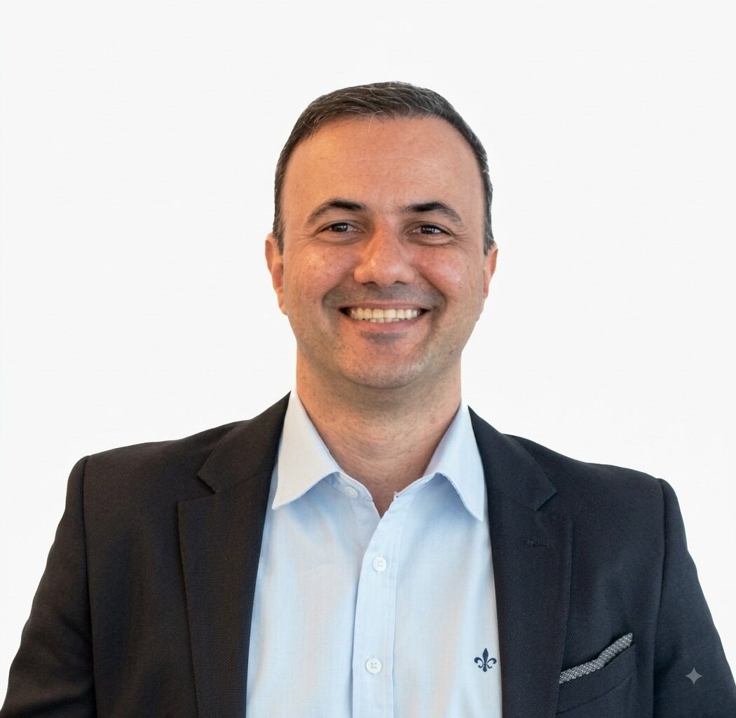 Retrato oficial de Leonardo Gutiérrez sorrindo.